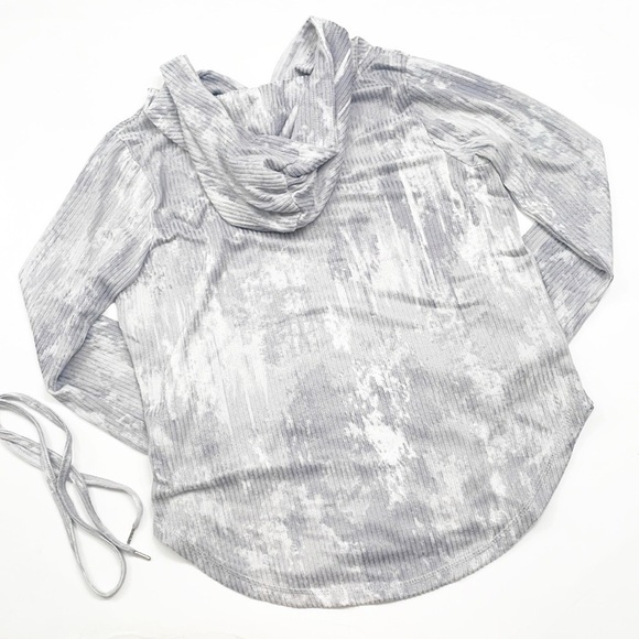 Nicole Miller gray/white ribbed lightweight sweater with hood - Picture 2 of 5